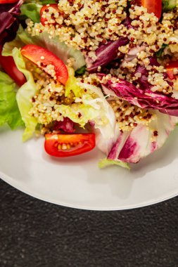 Kinoa salatası domates, yeşil yaprak salatası sebzeler... doğal ürün... lezzetli çerez... lezzetli gurme yemek... masanın üstünde... rustik üst görünüm... fotokopi alanı keto... ve paleo diyet vegan ve vejetaryen yiyecekler.