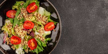 Kinoa salatası domates, yeşil yaprak salatası sebzeler... doğal ürün... lezzetli çerez... lezzetli gurme yemek... masanın üstünde... rustik üst görünüm... fotokopi alanı keto... ve paleo diyet vegan ve vejetaryen yiyecekler.