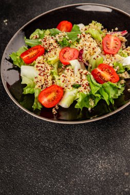 Kinoa salatası domates, yeşil yaprak salatası sebzeler... doğal ürün... lezzetli çerez... lezzetli gurme yemek... masanın üstünde... rustik üst görünüm... fotokopi alanı keto... ve paleo diyet vegan ve vejetaryen yiyecekler.