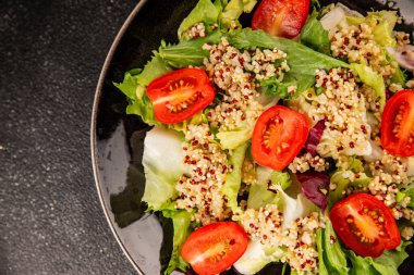 Kinoa salatası domates, yeşil yaprak salatası sebzeler... doğal ürün... lezzetli çerez... lezzetli gurme yemek... masanın üstünde... rustik üst görünüm... fotokopi alanı keto... ve paleo diyet vegan ve vejetaryen yiyecekler.