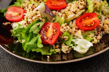 Kinoa salatası domates, yeşil yaprak salatası sebzeler... doğal ürün... lezzetli çerez... lezzetli gurme yemek... masanın üstünde... rustik üst görünüm... fotokopi alanı keto... ve paleo diyet vegan ve vejetaryen yiyecekler.