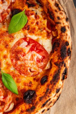 Pizza, domates, margarita, fast food, doğal ürün, lezzetli çerez, leziz gurme yemek arkaplan, masanın kırsal kesiminde fotokopi alanı.