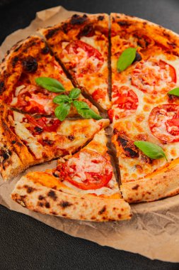 Pizza, domates, margarita, fast food, doğal ürün, lezzetli çerez, leziz gurme yemek arkaplan, masanın kırsal kesiminde fotokopi alanı.