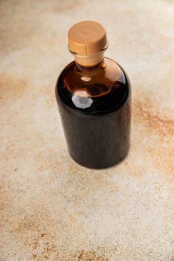 Balzamik sirke tatlı ve ekşi sos balzamik doğal ürün lezzetli aperatif lezzetli gurme yemek arka planı masanın kırsal kesiminde fotokopi alanı