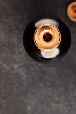 Balzamik sirke tatlı ve ekşi sos balzamik doğal ürün lezzetli aperatif lezzetli gurme yemek arka planı masanın kırsal kesiminde fotokopi alanı