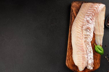 Fileto morina balığı deniz mahsulleri yaygın ling doğal ürün lezzetli aperatif lezzetli lezzetli gurme yemek arkaplan masa üzerinde rustik üst görünüm fotokopi alanı pesseeter diyet