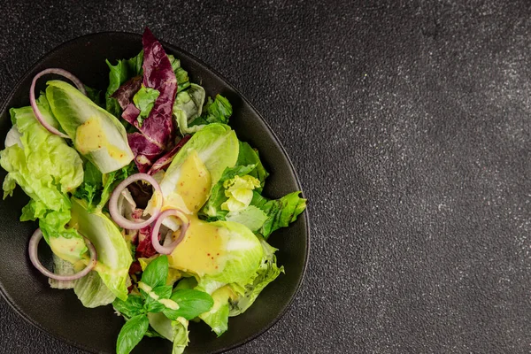 Hindiba salatası yeşil yaprak karışımı sebzeler... doğal ürün... lezzetli yemek... lezzetli gurme yemek... masanın üstünde... kırsal üst görünüm... fotokopi alanı... keto ve paleo diyet vegan ve vejetaryen yiyecekler.