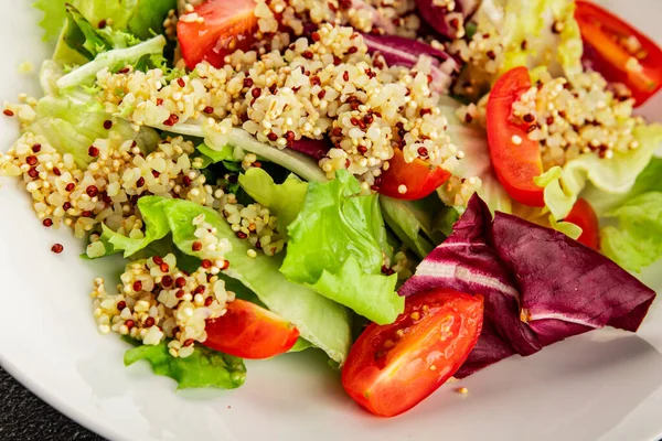 Kinoa salatası domates, yeşil yaprak salatası sebzeler... doğal ürün... lezzetli çerez... lezzetli gurme yemek... masanın üstünde... rustik üst görünüm... fotokopi alanı keto... ve paleo diyet vegan ve vejetaryen yiyecekler.