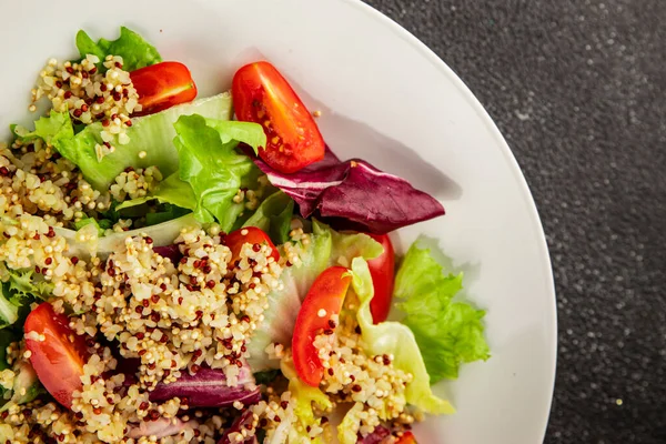 Kinoa salatası domates, yeşil yaprak salatası sebzeler... doğal ürün... lezzetli çerez... lezzetli gurme yemek... masanın üstünde... rustik üst görünüm... fotokopi alanı keto... ve paleo diyet vegan ve vejetaryen yiyecekler.