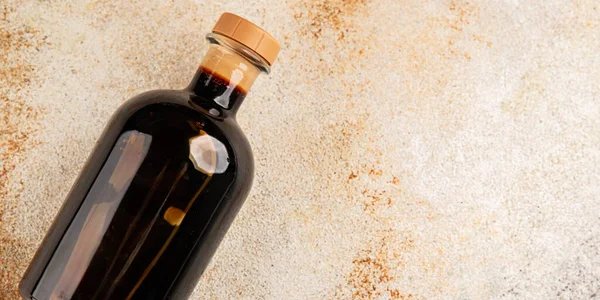 Balzamik sirke tatlı ve ekşi sos balzamik doğal ürün lezzetli aperatif lezzetli gurme yemek arka planı masanın kırsal kesiminde fotokopi alanı