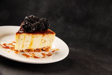 Cheesecake tatlı tatlı tatlı doğal ürün lezzetli aperatif lezzetli gurme yemek arka planı masa rustik üst görünüm fotokopi alanı