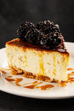 Cheesecake tatlı tatlı tatlı doğal ürün lezzetli aperatif lezzetli gurme yemek arka planı masa rustik üst görünüm fotokopi alanı