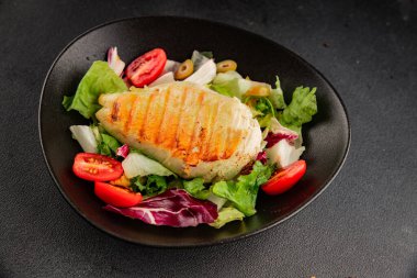 Izgara tavuk göğsü salatası tavuk göğsü domates, yeşil yaprak marul, salata karışımı sebze lezzetli çerez lezzetli gurme yemek arka planı masa rustik üst görünüm fotokopi alanı keto ve paleo diyeti