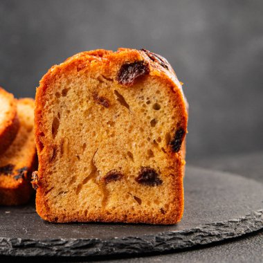 Meyveli kek tatlı meyveli pasta kurutulmuş meyveler, fındıklı geleneksel pişmiş yiyecekler doğal ürünler lezzetli çerezler lezzetli gurme yemek arkaplan masanın kırsal kesiminde fotokopi alanı