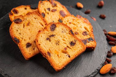 Meyveli kek tatlı meyveli pasta kurutulmuş meyveler, fındıklı geleneksel pişmiş yiyecekler doğal ürünler lezzetli çerezler lezzetli gurme yemek arkaplan masanın kırsal kesiminde fotokopi alanı