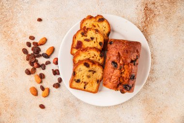 Meyveli kek tatlı meyveli pasta kurutulmuş meyveler, fındıklı geleneksel pişmiş yiyecekler doğal ürünler lezzetli çerezler lezzetli gurme yemek arkaplan masanın kırsal kesiminde fotokopi alanı