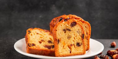 Meyveli kek tatlı meyveli pasta kurutulmuş meyveler, fındıklı geleneksel pişmiş yiyecekler doğal ürünler lezzetli çerezler lezzetli gurme yemek arkaplan masanın kırsal kesiminde fotokopi alanı