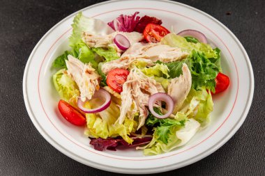 Salata tavuğu, et ve sebze domates, yeşil yaprak marul, soğan doğal ürün lezzetli aperatif taze lezzetli gurme yemek arka planı masa rustik üst manzara fotokopi alanı keto ve paleo diyeti