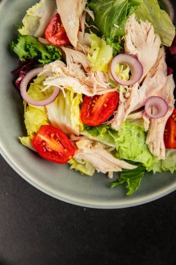 Salata tavuğu, et ve sebze domates, yeşil yaprak marul, soğan doğal ürün lezzetli aperatif taze lezzetli gurme yemek arka planı masa rustik üst manzara fotokopi alanı keto ve paleo diyeti