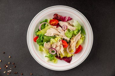 Salata tavuğu, et ve sebze domates, yeşil yaprak marul, soğan doğal ürün lezzetli aperatif taze lezzetli gurme yemek arka planı masa rustik üst manzara fotokopi alanı keto ve paleo diyeti