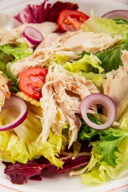 Salata tavuğu, et ve sebze domates, yeşil yaprak marul, soğan doğal ürün lezzetli aperatif taze lezzetli gurme yemek arka planı masa rustik üst manzara fotokopi alanı keto ve paleo diyeti