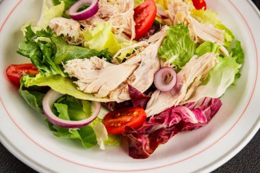 Salata tavuğu, et ve sebze domates, yeşil yaprak marul, soğan doğal ürün lezzetli aperatif taze lezzetli gurme yemek arka planı masa rustik üst manzara fotokopi alanı keto ve paleo diyeti