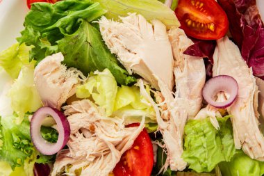 Salata tavuğu, et ve sebze domates, yeşil yaprak marul, soğan doğal ürün lezzetli aperatif taze lezzetli gurme yemek arka planı masa rustik üst manzara fotokopi alanı keto ve paleo diyeti