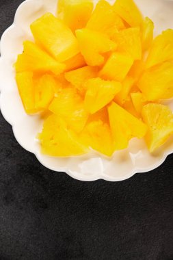 Ananas konserveleri tatlı meyve parçaları lezzetli çerezler lezzetli gurme yemek arkaplan masa üzerinde rustik üst görünüm fotokopi alanı keto ve paleo diyet vejetaryen ve vejetaryen gıda