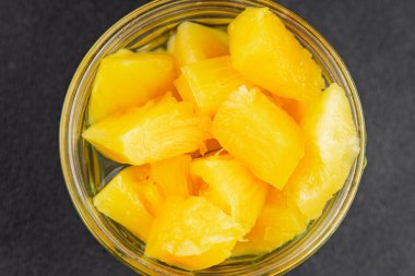Ananas konserveleri tatlı meyve parçaları lezzetli çerezler lezzetli gurme yemek arkaplan masa üzerinde rustik üst görünüm fotokopi alanı keto ve paleo diyet vejetaryen ve vejetaryen gıda