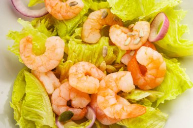Karidesli salata, deniz ürünleri, lezzetli çerezler, lezzetli gurme yemek arka planı, rustik üst görünüm fotokopi alanı keto ve paleo diyeti, vejetaryen diyeti, pesseeter diyet.