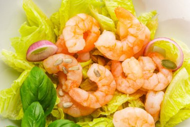 Karidesli salata, deniz ürünleri, lezzetli çerezler, lezzetli gurme yemek arka planı, rustik üst görünüm fotokopi alanı keto ve paleo diyeti, vejetaryen diyeti, pesseeter diyet.