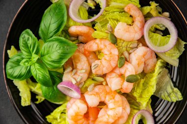 Karidesli salata, deniz ürünleri, lezzetli çerezler, lezzetli gurme yemek arka planı, rustik üst görünüm fotokopi alanı keto ve paleo diyeti, vejetaryen diyeti, pesseeter diyet.