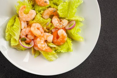 Karidesli salata, deniz ürünleri, lezzetli çerezler, lezzetli gurme yemek arka planı, rustik üst görünüm fotokopi alanı keto ve paleo diyeti, vejetaryen diyeti, pesseeter diyet.