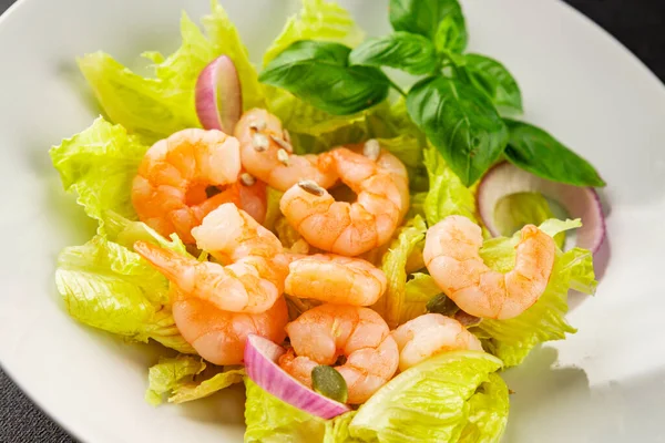 Karidesli salata, deniz ürünleri, lezzetli çerezler, lezzetli gurme yemek arka planı, rustik üst görünüm fotokopi alanı keto ve paleo diyeti, vejetaryen diyeti, pesseeter diyet.