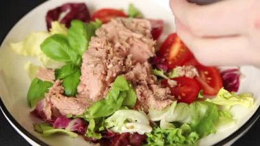 Ton balığı konservesi, domates, yeşil yaprak salatası sebze, doğal çerez. Lezzetli çerez. Masanın üstünde taze gurme.