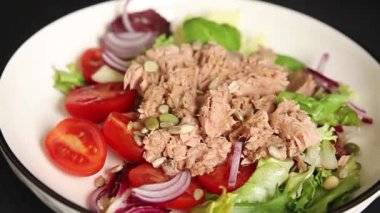 Ton balığı konservesi, domates, yeşil yaprak salatası sebze, doğal çerez. Lezzetli çerez. Masanın üstünde taze gurme.