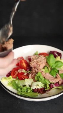 Ton balığı konservesi, domates, yeşil yaprak salatası sebze, doğal çerez. Lezzetli çerez. Masanın üstünde taze gurme.