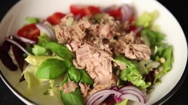 Ton balığı konservesi, domates, yeşil yaprak salatası sebze, doğal çerez. Lezzetli çerez. Masanın üstünde taze gurme.