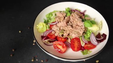 Ton balığı konservesi, domates, yeşil yaprak salatası sebze, doğal çerez. Lezzetli çerez. Masanın üstünde taze gurme.