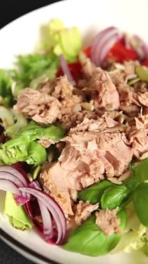 Ton balığı konservesi, domates, yeşil yaprak salatası sebze, doğal çerez. Lezzetli çerez. Masanın üstünde taze gurme.