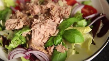 Ton balığı konservesi, domates, yeşil yaprak salatası sebze, doğal çerez. Lezzetli çerez. Masanın üstünde taze gurme.