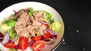 Ton balığı konservesi, domates, yeşil yaprak salatası sebze, doğal çerez. Lezzetli çerez. Masanın üstünde taze gurme.