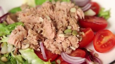 Ton balığı konservesi, domates, yeşil yaprak salatası sebze, doğal çerez. Lezzetli çerez. Masanın üstünde taze gurme.