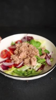 Ton balığı konservesi, domates, yeşil yaprak salatası sebze, doğal çerez. Lezzetli çerez. Masanın üstünde taze gurme.