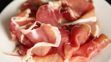 Jamon serrano eti aperatif jamon iberico doğal ürün lezzetli aperatif lezzetli gurme yemek arka planı masa rustik üst görünüm fotokopi alanı üzerinde