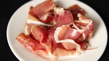 Jamon serrano eti aperatif jamon iberico doğal ürün lezzetli aperatif lezzetli gurme yemek arka planı masa rustik üst görünüm fotokopi alanı üzerinde