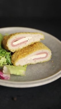 Cordon bleu pirzolası et yemeği Fransız mutfağı sebze, doğal ürün lezzetli aperatif lezzetli gurme yemek arka planı masanın kırsal kesiminde fotokopi alanı.