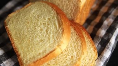 Brioche ekmeği fırın pastasını dilimliyor. Doğal ürün. Lezzetli atıştırmalıklar.