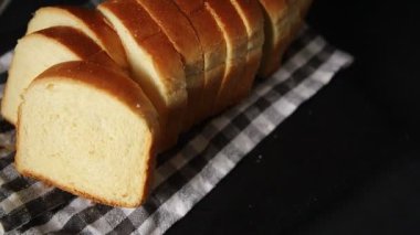 Brioche ekmeği fırın pastasını dilimliyor. Doğal ürün. Lezzetli atıştırmalıklar.