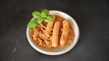 Mercimekli sosis ikinci tabak lezzetli aperatif lezzetli gurme yemek arkaplanı masa rustik üst görünüm fotokopi alanı